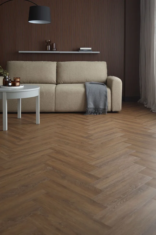 Salon z ciemną drewnianą podłogą w klasycznym stylu 